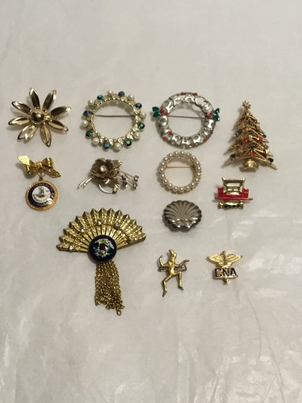 Very interesting lot of 12 vintage brooches